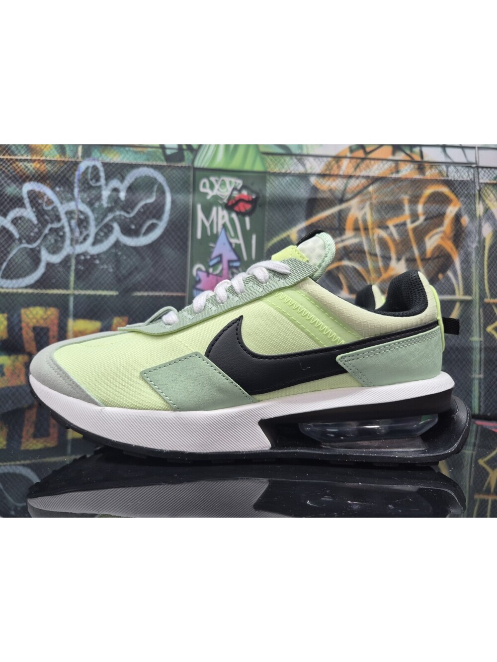 Women's Nike Air Max Pre-Day Liquid Lime Sz 7 DZ4874-300 B7